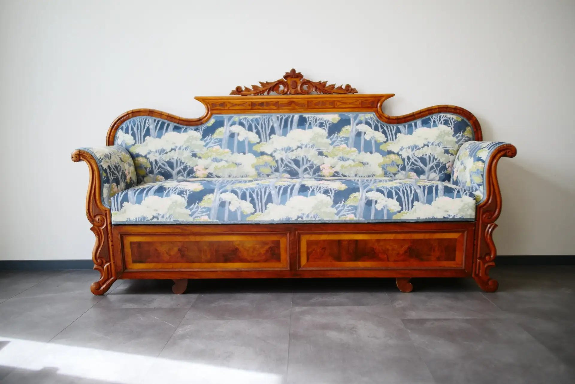 Biedermeier-Sofa mit Schnitzerei, neu bezogen mit Waldmotiv