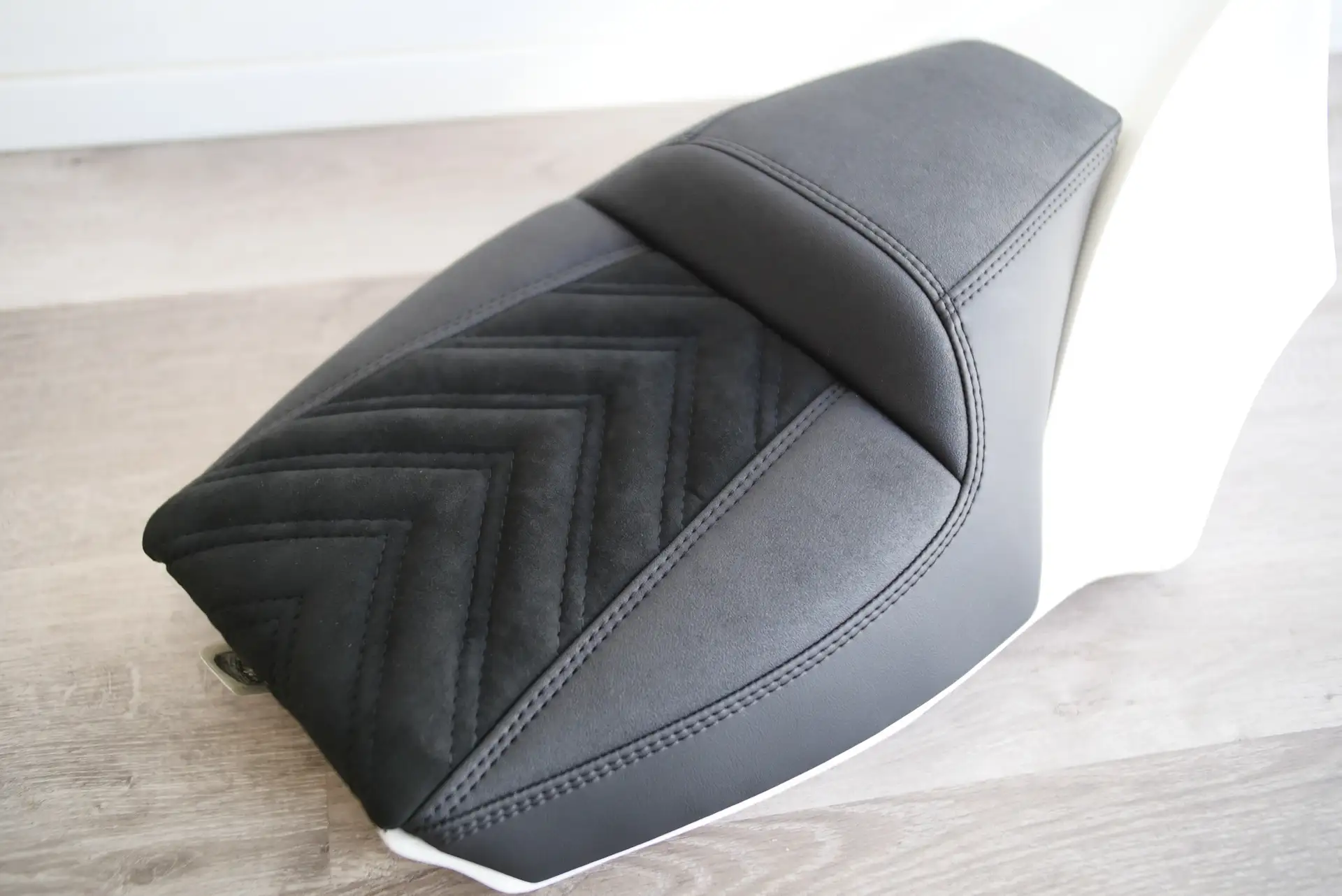 Motorradsitz mit Fischgrät-Steppung in Schwarz
