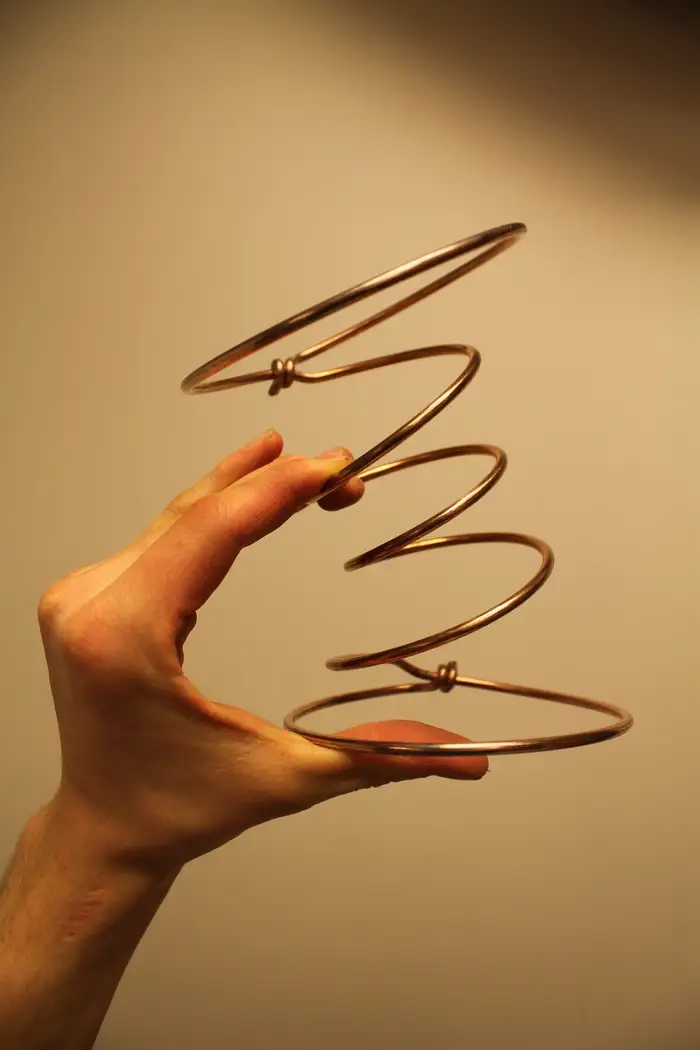 Sprungfeder in der Hand