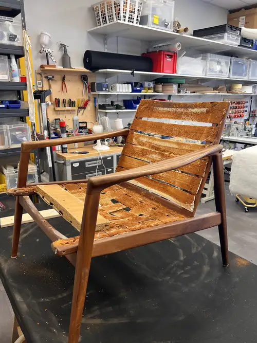 Sessel mit Teakgestell in Arbeit